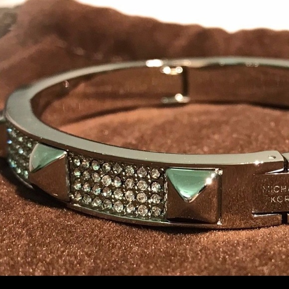 🎁 $145 MICHAEL KORS Silver Crystal Stud Bracelet - Picture 3 of 7